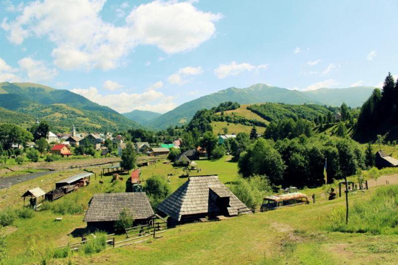 Hotel Gostyniy Dvir Synevir à Lac Lac Synevyr Extérieur photo